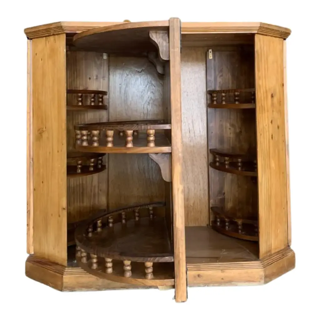 Bar de madera con tres compartimientos