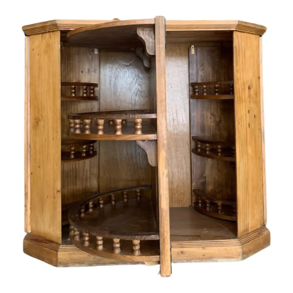 Bar de madera con tres compartimientos