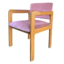 Silla de madera con tapiz rosado