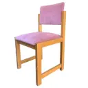 Silla de madera con tapiz rosado