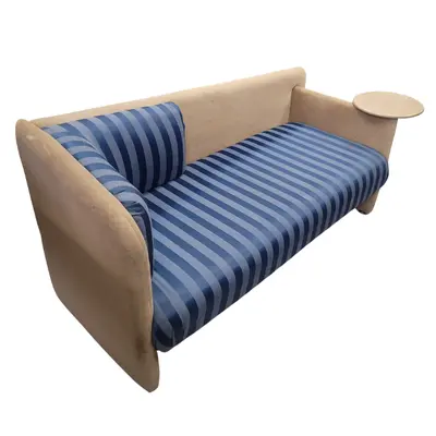 Sofá con mesita lateral incorporada