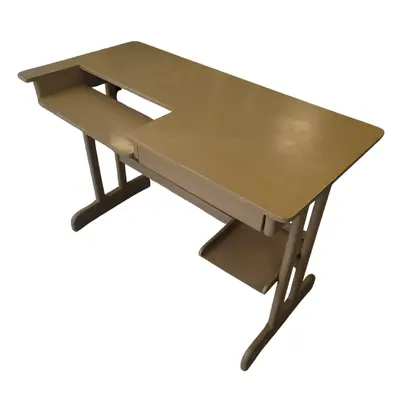 Escritorio de madera laqueado. 122 x 60 x 80 cm