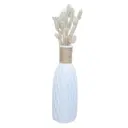 Florero blanco con detalles rústicos