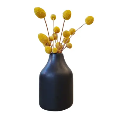 Florero negro con flores amarillas