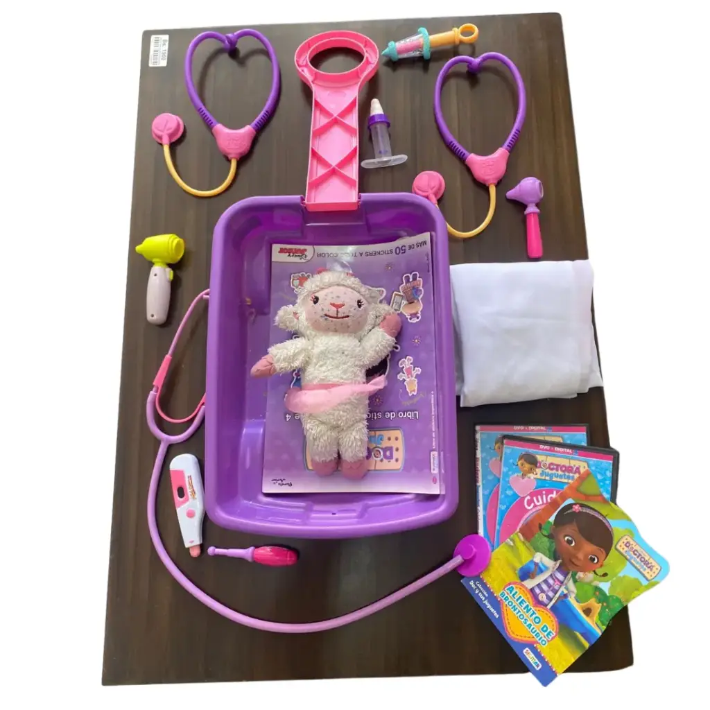 Carretilla Dra Juguete (cuaderno stikers, 2 dvd's, libro de cuentos, mandil blanco, peluche ovejita, accesorios)
