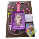 Carretilla Dra Juguete (cuaderno stikers, 2 dvd's, libro de cuentos, mandil blanco, peluche ovejita, accesorios)