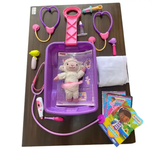 [4844395.2] Carretilla Dra Juguete (cuaderno stikers, 2 dvd's, libro de cuentos, mandil blanco, peluche ovejita, accesorios)